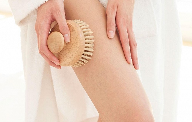 Как делать массаж сухой щеткой от целлюлита и для похудения в домашних условиях